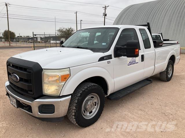 Ford F-250 Vieglais kravas automobilis/izkraušana no sāniem