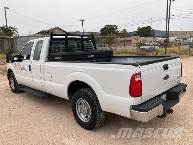 Ford F-250 Vieglais kravas automobilis/izkraušana no sāniem