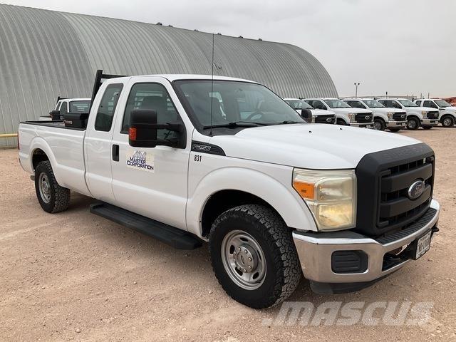 Ford F-250 Vieglais kravas automobilis/izkraušana no sāniem