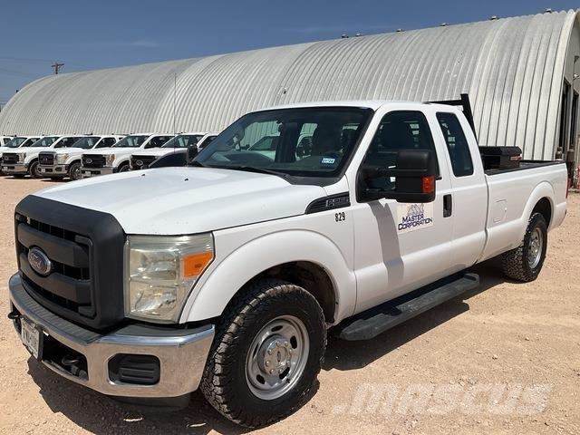 Ford F-250 Vieglais kravas automobilis/izkraušana no sāniem