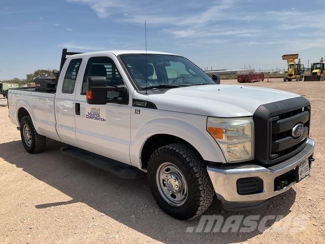 Ford F-250 Vieglais kravas automobilis/izkraušana no sāniem