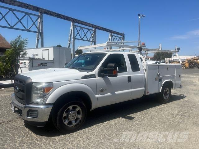 Ford F-250 Vieglais kravas automobilis/izkraušana no sāniem