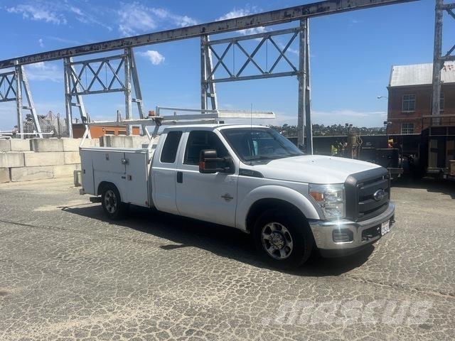 Ford F-250 Vieglais kravas automobilis/izkraušana no sāniem