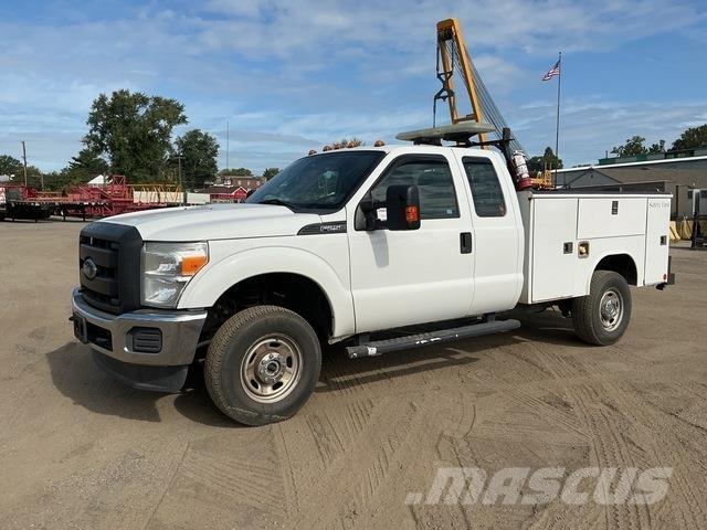 Ford F-250 Vieglais kravas automobilis/izkraušana no sāniem