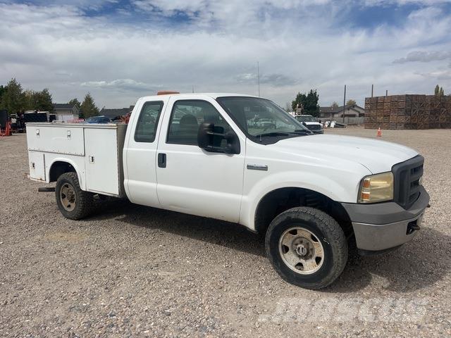 Ford F-250 Vieglais kravas automobilis/izkraušana no sāniem