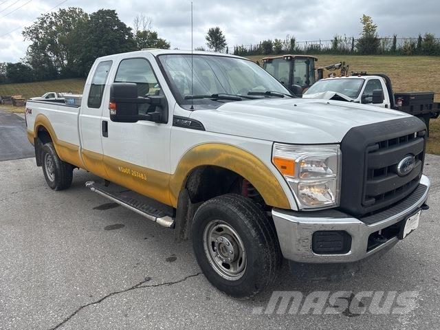 Ford F-250 Vieglais kravas automobilis/izkraušana no sāniem