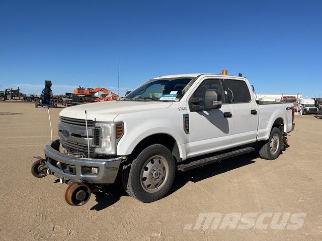 Ford F-250 Vieglais kravas automobilis/izkraušana no sāniem