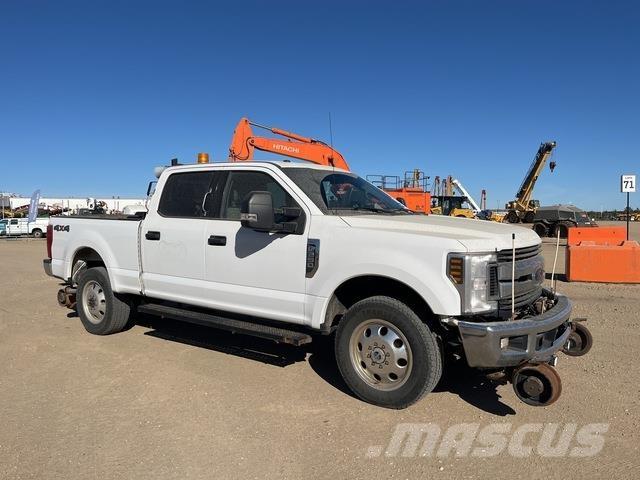 Ford F-250 Vieglais kravas automobilis/izkraušana no sāniem