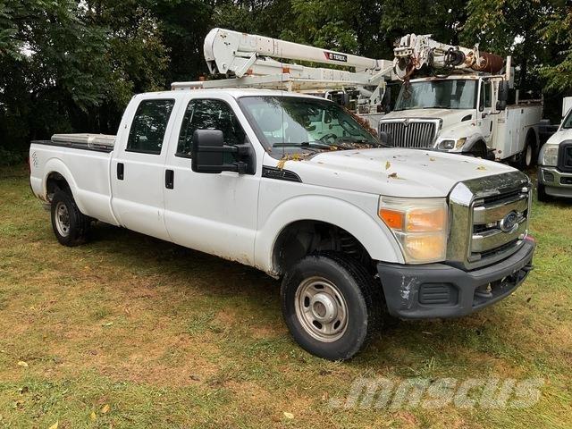 Ford F-250 Vieglais kravas automobilis/izkraušana no sāniem