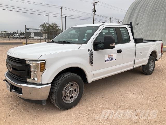 Ford F-250 Vieglais kravas automobilis/izkraušana no sāniem