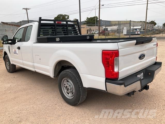 Ford F-250 Vieglais kravas automobilis/izkraušana no sāniem