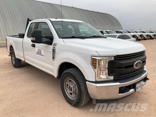 Ford F-250 Vieglais kravas automobilis/izkraušana no sāniem