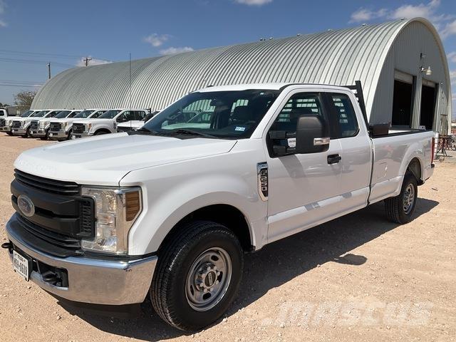 Ford F-250 Vieglais kravas automobilis/izkraušana no sāniem