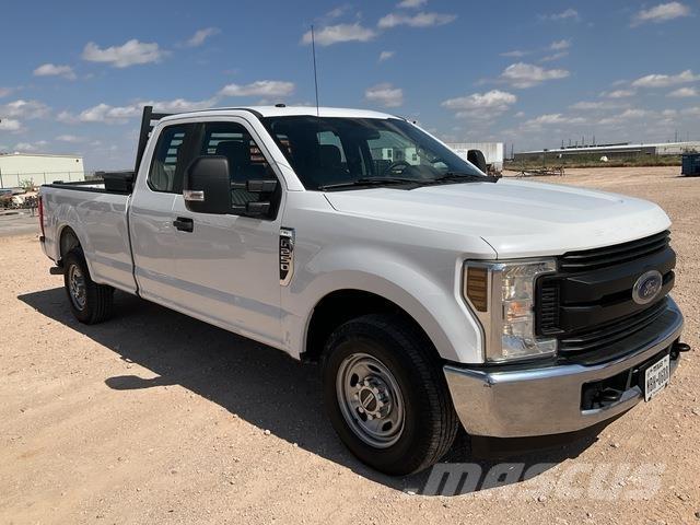 Ford F-250 Vieglais kravas automobilis/izkraušana no sāniem