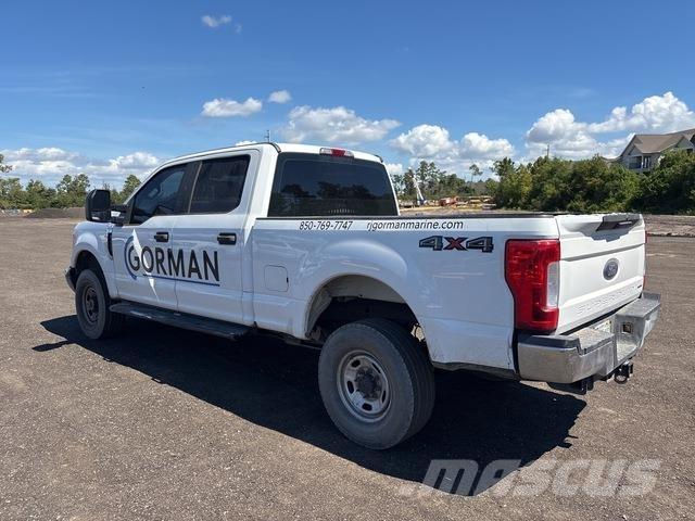 Ford F-250 Vieglais kravas automobilis/izkraušana no sāniem