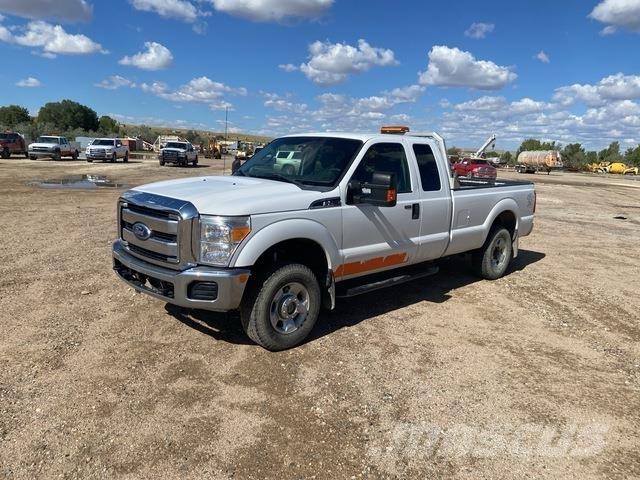 Ford F-250 Vieglais kravas automobilis/izkraušana no sāniem
