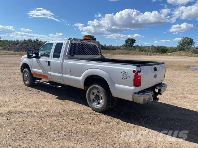 Ford F-250 Vieglais kravas automobilis/izkraušana no sāniem