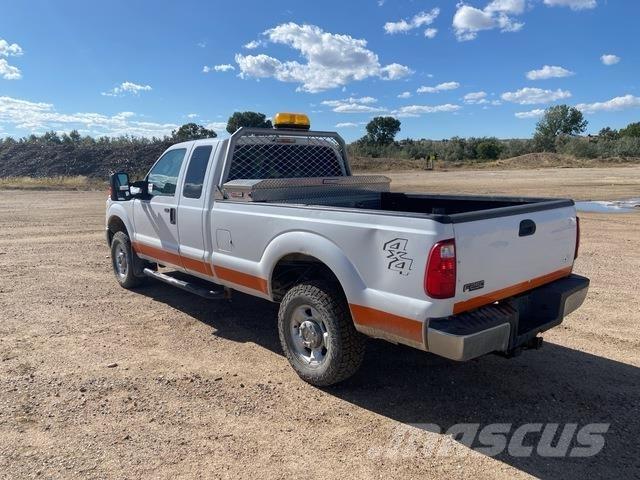 Ford F-250 Vieglais kravas automobilis/izkraušana no sāniem