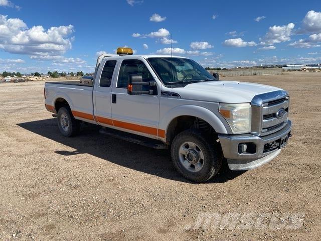 Ford F-250 Vieglais kravas automobilis/izkraušana no sāniem