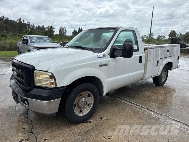 Ford F-250 Vieglais kravas automobilis/izkraušana no sāniem