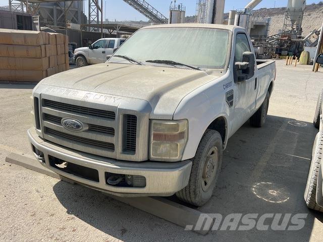 Ford F-250 Vieglais kravas automobilis/izkraušana no sāniem