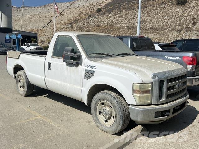 Ford F-250 Vieglais kravas automobilis/izkraušana no sāniem
