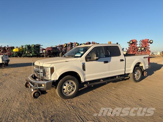 Ford F-250 Vieglais kravas automobilis/izkraušana no sāniem