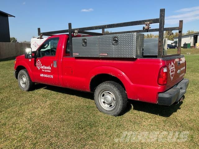 Ford F-250 Vieglais kravas automobilis/izkraušana no sāniem