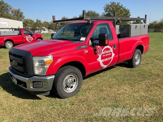 Ford F-250 Vieglais kravas automobilis/izkraušana no sāniem
