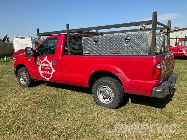 Ford F-250 Vieglais kravas automobilis/izkraušana no sāniem