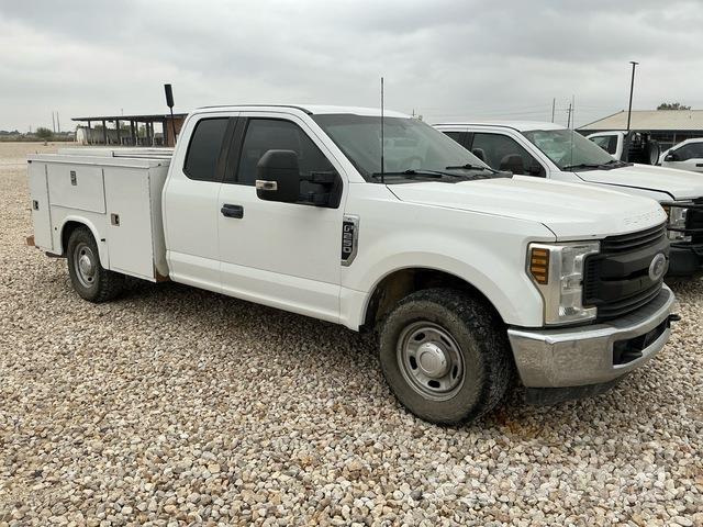 Ford F-250 Vieglais kravas automobilis/izkraušana no sāniem