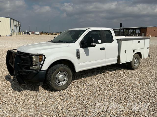 Ford F-250 Vieglais kravas automobilis/izkraušana no sāniem