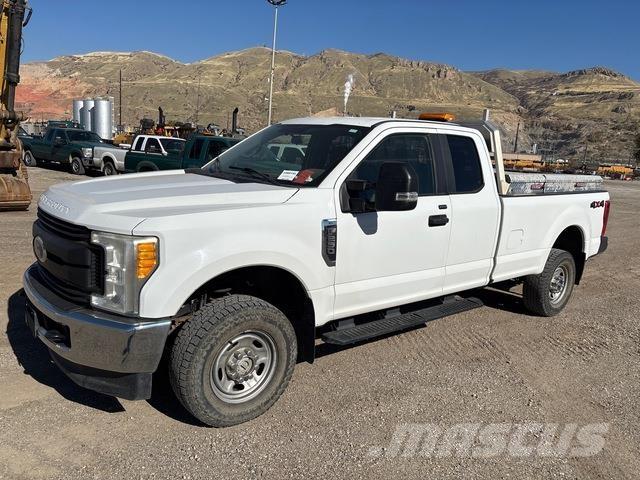Ford F-250 Vieglais kravas automobilis/izkraušana no sāniem