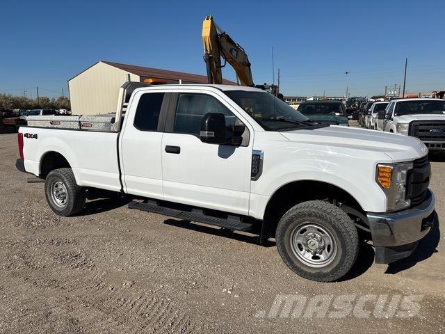 Ford F-250 Vieglais kravas automobilis/izkraušana no sāniem