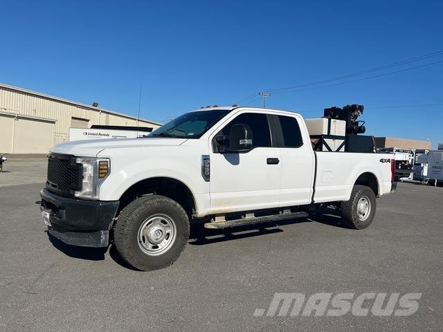 Ford F-250 Vieglais kravas automobilis/izkraušana no sāniem