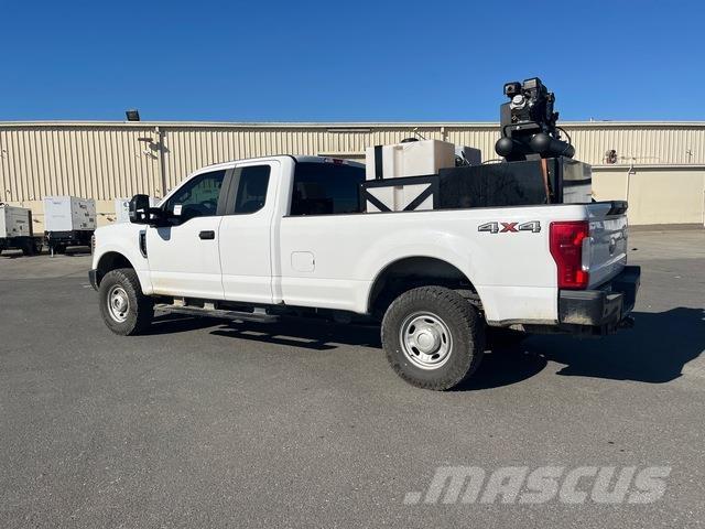 Ford F-250 Vieglais kravas automobilis/izkraušana no sāniem