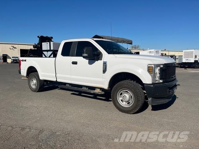 Ford F-250 Vieglais kravas automobilis/izkraušana no sāniem