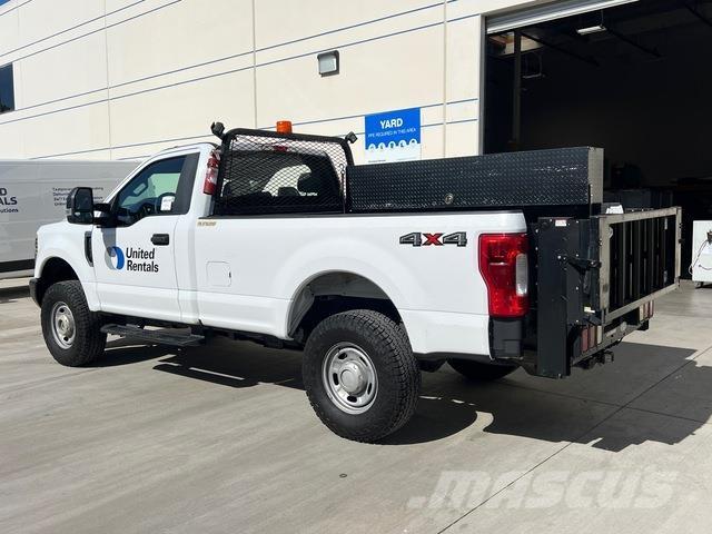 Ford F-250 Vieglais kravas automobilis/izkraušana no sāniem