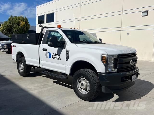 Ford F-250 Vieglais kravas automobilis/izkraušana no sāniem