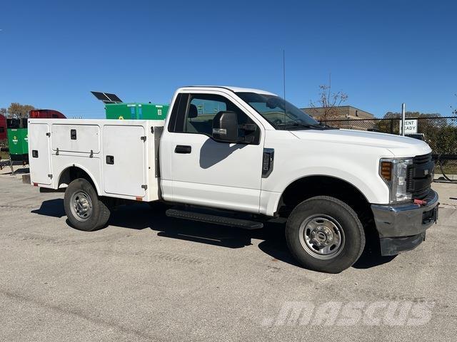 Ford F-250 Vieglais kravas automobilis/izkraušana no sāniem