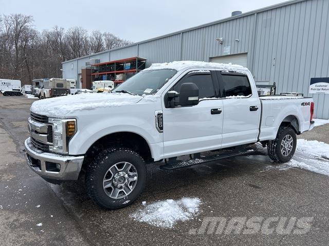 Ford F-250 Vieglais kravas automobilis/izkraušana no sāniem