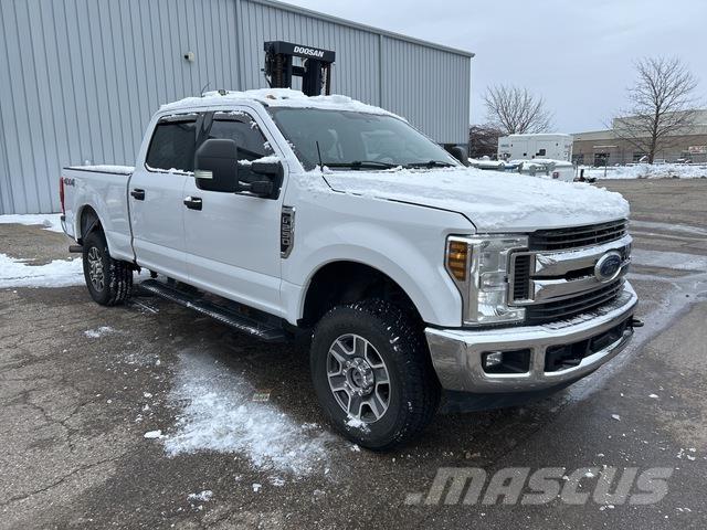 Ford F-250 Vieglais kravas automobilis/izkraušana no sāniem