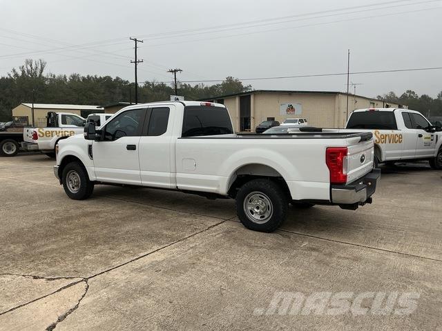 Ford F-250 Vieglais kravas automobilis/izkraušana no sāniem