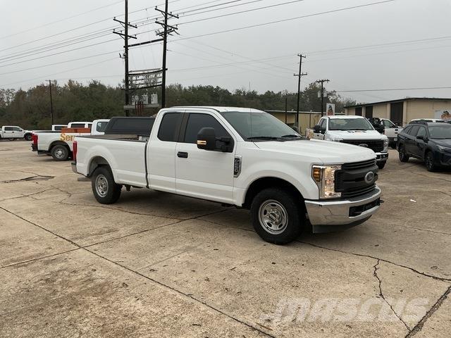 Ford F-250 Vieglais kravas automobilis/izkraušana no sāniem