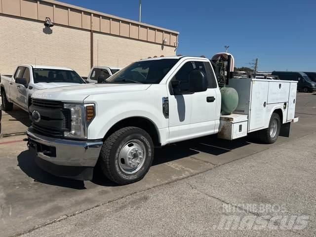 Ford F-350 Vieglais kravas automobilis/izkraušana no sāniem