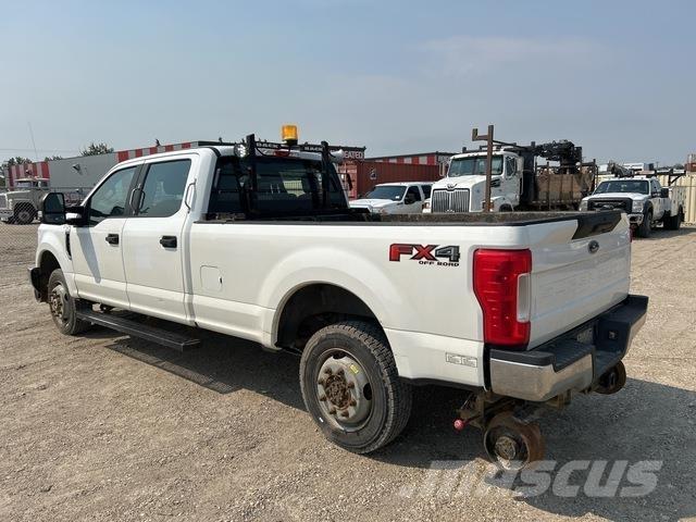 Ford F-350 Vieglais kravas automobilis/izkraušana no sāniem