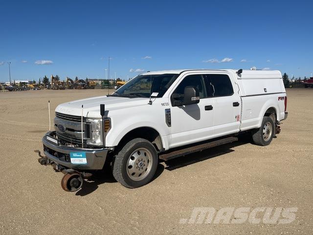 Ford F-350 Vieglais kravas automobilis/izkraušana no sāniem