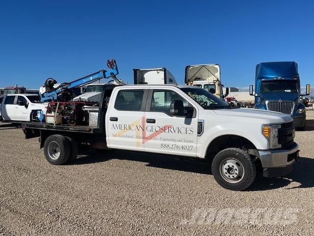 Ford F-350 Mobilās urbšanas platformu automašīnas