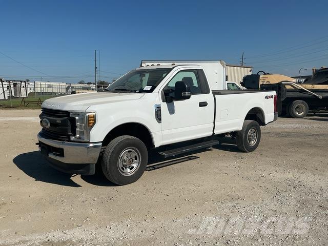 Ford F-350 Vieglais kravas automobilis/izkraušana no sāniem