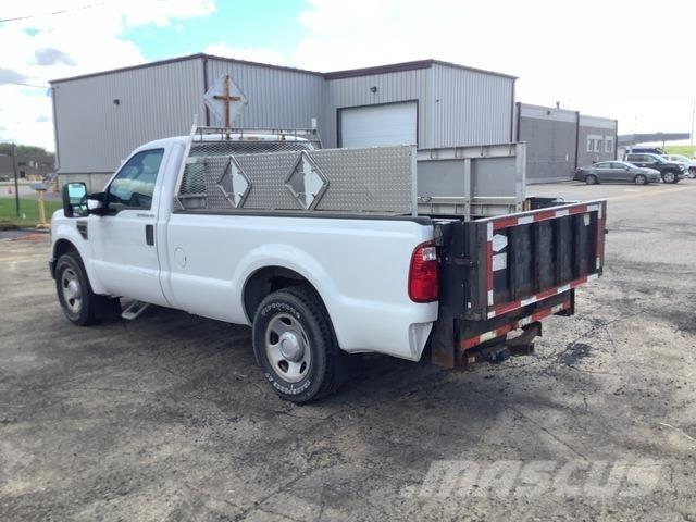 Ford F-350 Vieglais kravas automobilis/izkraušana no sāniem